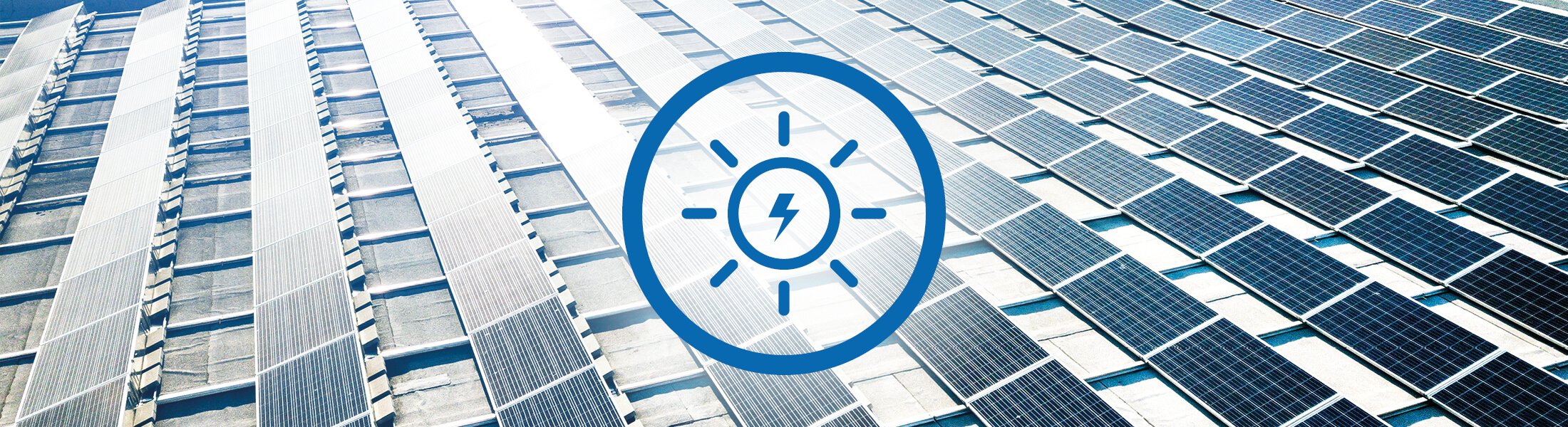 Mehrere Reihen von Solaranlagen nebeneinander